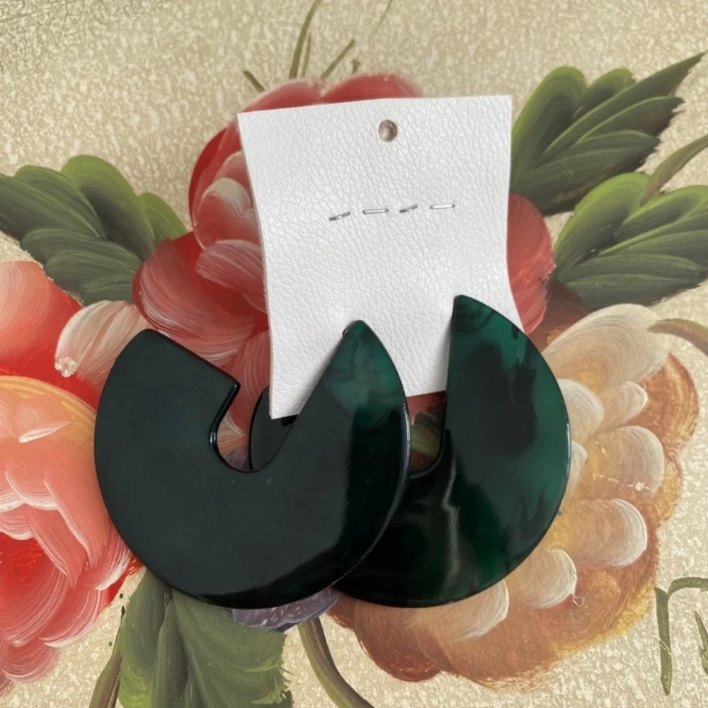 Free people resin hoop earrings - Picture 3 of 3